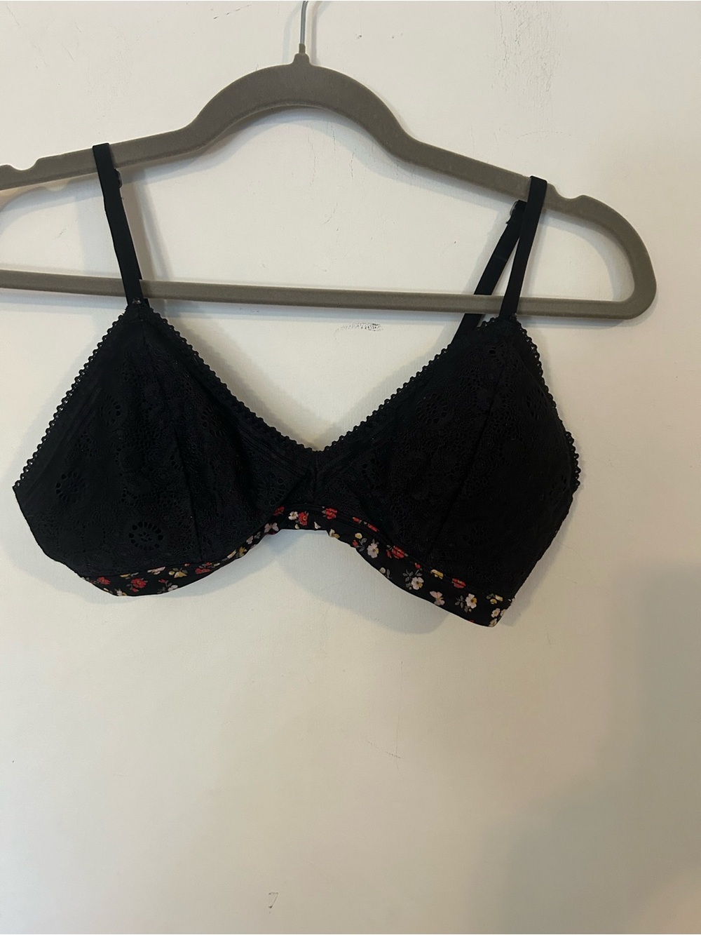 Gilly Hicks Large Black Lace Soft-Cup Bralette with Floral Trim